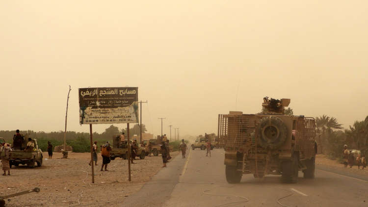 وسط قصف جوي متواصل.. قوات هادي والتحالف تسيطر ناريا على مطار الحديدة