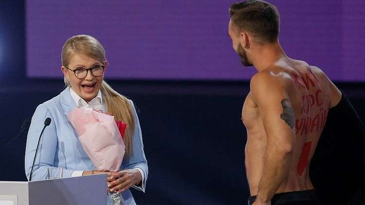 شاب "يتعرى" أمام يوليا تيموشينكو