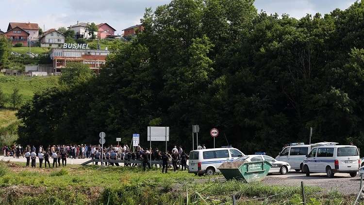 شاهد.. شرطة البوسنة تمنع مئات المهاجرين من العبور إلى كرواتيا