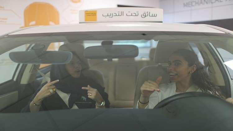 أيام معدودة تفصل السعوديات والبحرينيات عن قيادة السيارة في السعودية 
