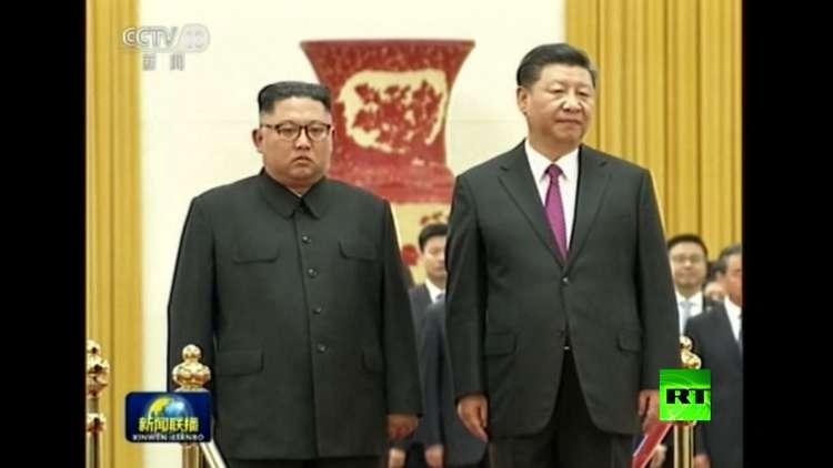 لحظة استقبال الرئيس الصيني للزعيم الكوري الشمالي كيم جونغ أون في بكين