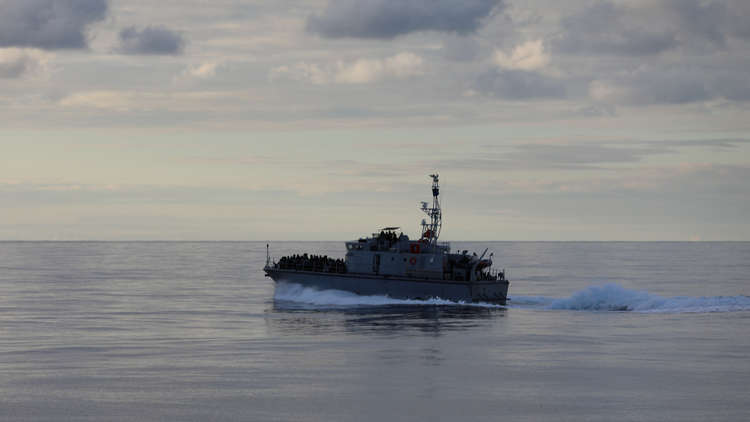 قائد في خفر السواحل الليبي: نضربهم خوفا على أرواحهم