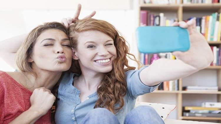 فيسبوك "يفتح" العيون المغلقة في الصور!