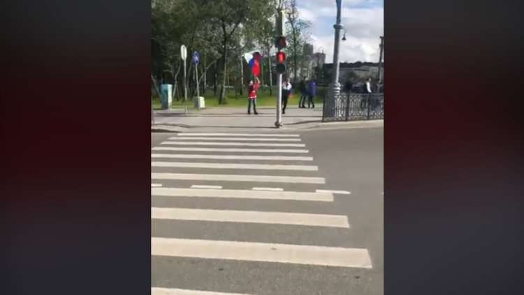 موقف طريف بين مشجعين مصريين وروسي خلال المونديال