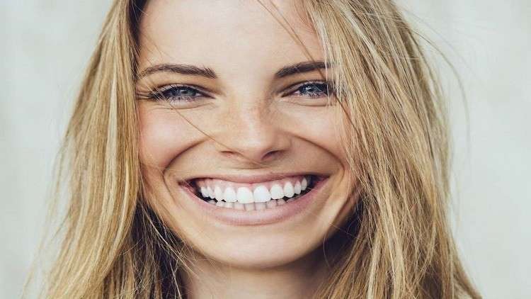 دراسة تكشف أهمية الابتسام في جوزات السفر