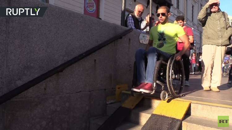 روح رياضية عالية تجاه مشجع مصري "مقعد" في مونديال روسيا