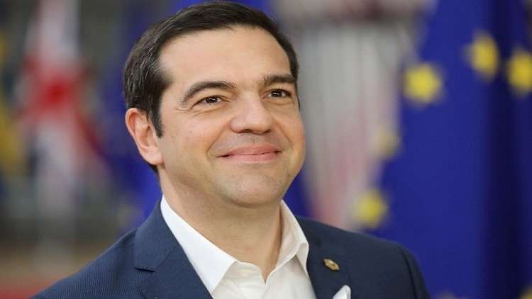 رئيس وزراء اليونان يعود للبس رباط العنق