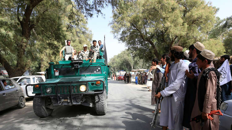 طالبان تقتل 16 شرطيا أفغانيا وتخطف مدنيين