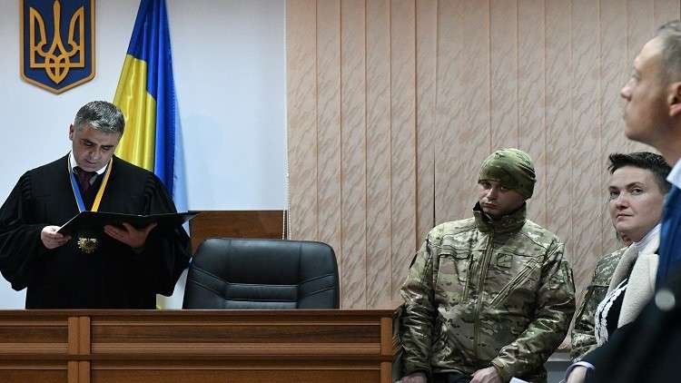 ناديجدا سافتشينكو في قاعة المحكمة في كييف 