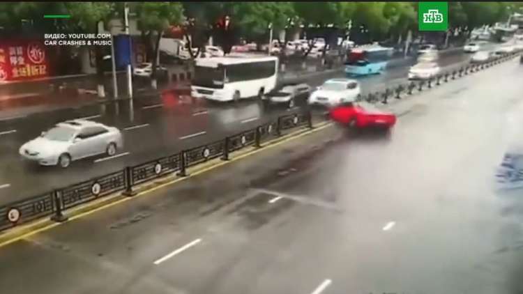 امرأة صينية تحطم فيراري بعد ثواني من استئجارها