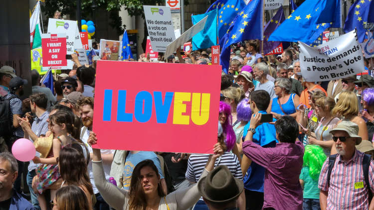 مظاهرات في لندن تطالب بإعادة التصويت حول