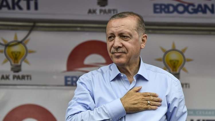 أردوغان يعتذر لأنصاره عن تأخره لانشغاله بحادث إصابة أحد الأطفال