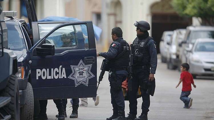 اعتقال عناصر شرطة مدينة مكسيكية بالكامل