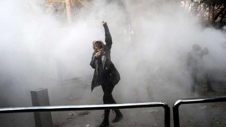 مواجهات بين محتجين والشرطة الإيرانية في طهران