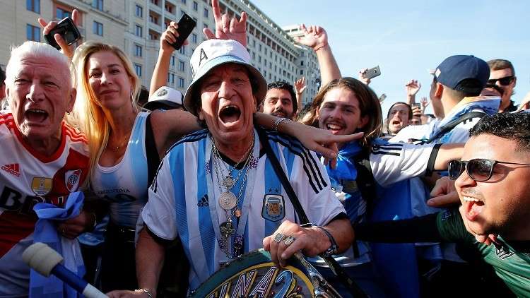 مشجع أرجنتيني يتوسل لمصري باستبدال قميص ميسي بقميص صلاح (فيديو)