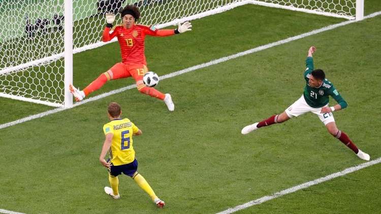 أوغوستينسون أفضل لاعب في مباراة السويد والمكسيك