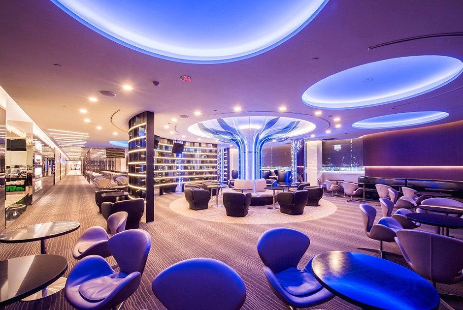 صالات "إيفا" للطيران تتمتع بشهرة عالية وتعج بمجموعة متنوعة من المأكولات الفريدة من نوعها 