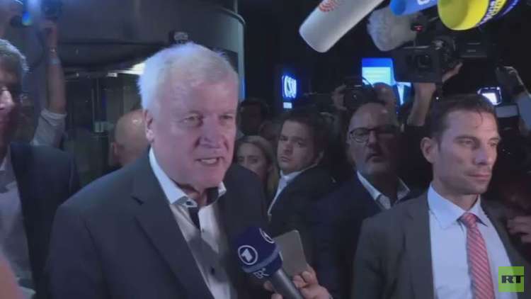 وزير الداخلية الألماني يلوح بالاستقالة