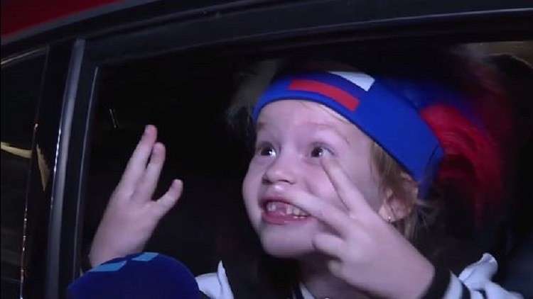 أصغر مشجعة روسية تكاد تطير من الفرح بعد الفوز على المنتخب الإسباني!