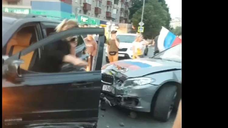 بعد فوز منتخبه.. شاب يفحط بسيارته لكن النتيجة لم تفرحه كنتيجة المباراة