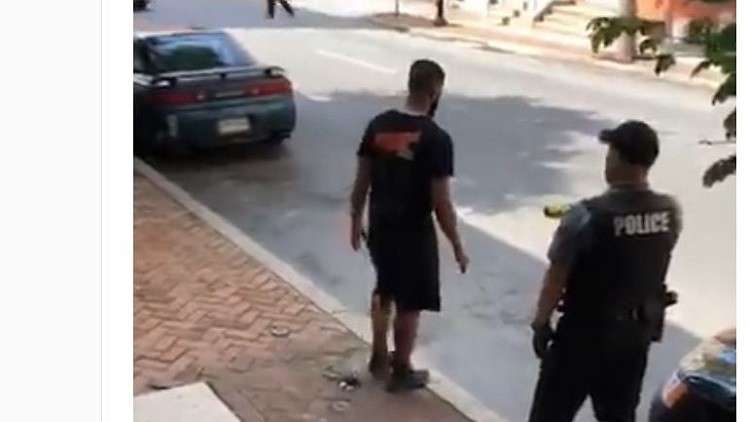 رغم استسلامه.. الشرطة الأمريكية تصعق شابا من أصول إفريقية بالكهرباء