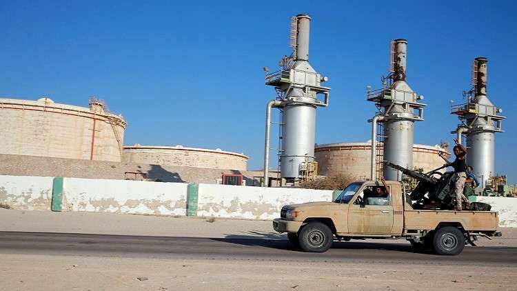 الجيش الليبي يؤكد التزامه باتفاقات النفط ويتهم البنك المركزي بدعم الإرهاب