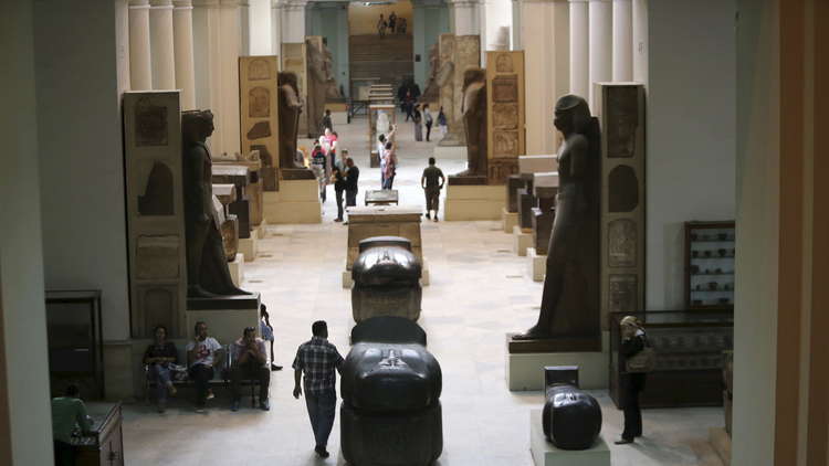 مصر تعرض آثارا نادرة مستردة من مهربين