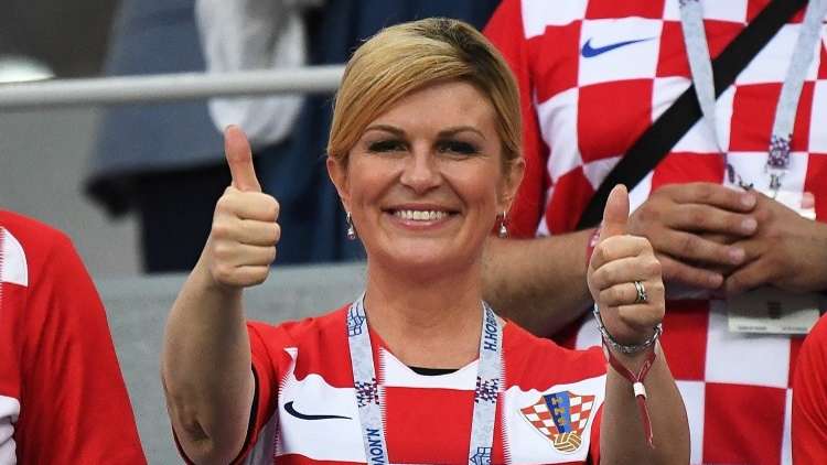 شاهد.. رئيسة كرواتيا تحتفل مع لاعبي بلادها في غرفة تبديل ملابسهم