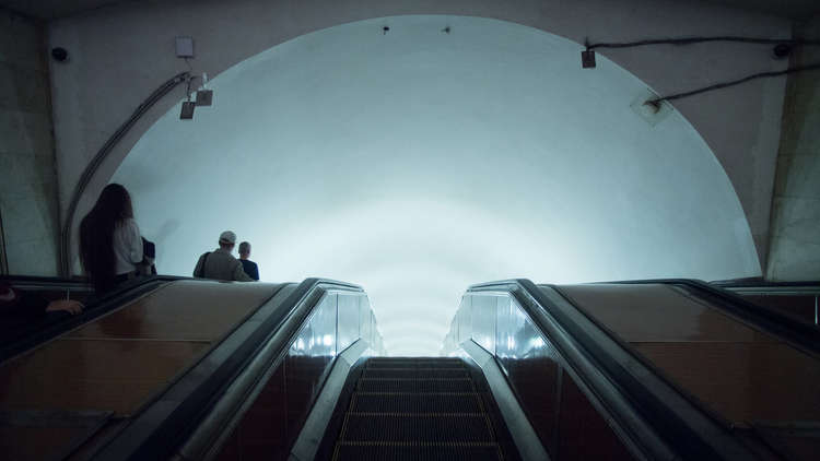 راكب مترو موسكو حاول التزحلق على درابزين السلالم فسقط ومات 