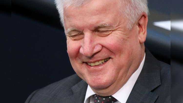 وزير الداخلية الألماني يحتفل بعيد ميلاده الـ69 بترحيل 69 أفغانيا