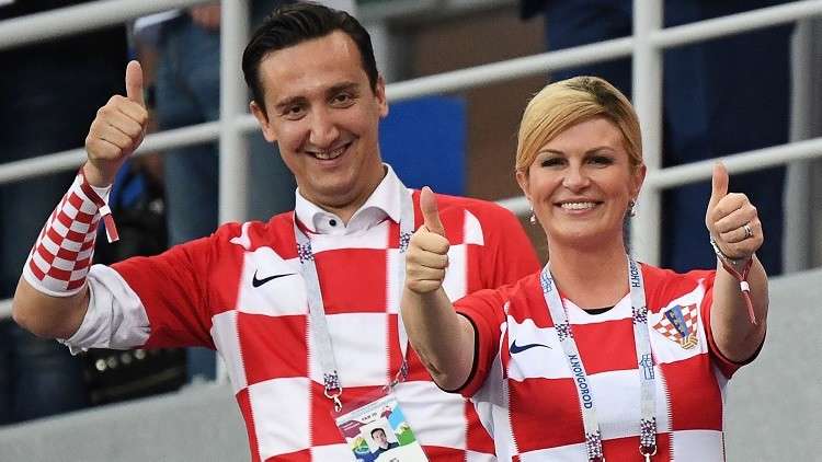  شاهد.. بهذه الطريقة حفزت رئيسة كرواتيا منتخب بلادها أمام إنجلترا