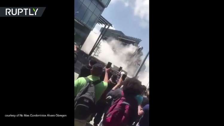 لحظة انهيار مركز تجاري حديث البناء في مكسيكو