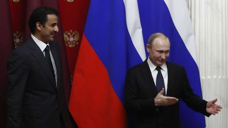 بوتين يسلم أمير قطر راية رمزية لتنظيم مونديال 2022