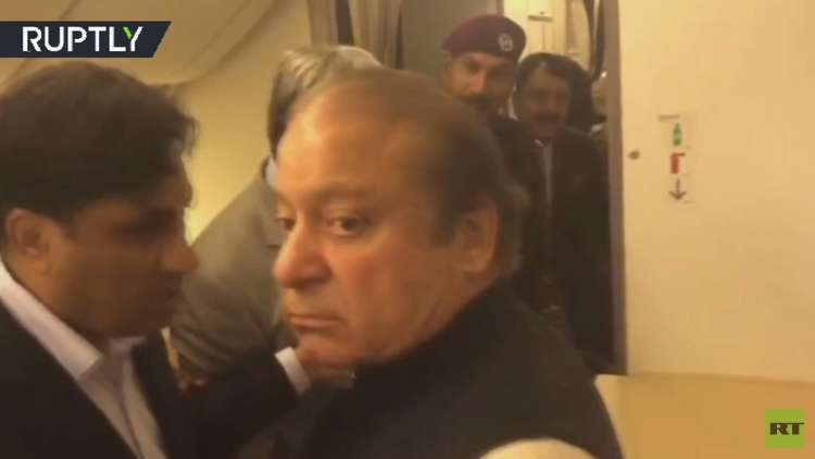 لحظة اعتقال رئيس الوزراء السابق نواز شريف وابنته بعد عودتهما إلى باكستان