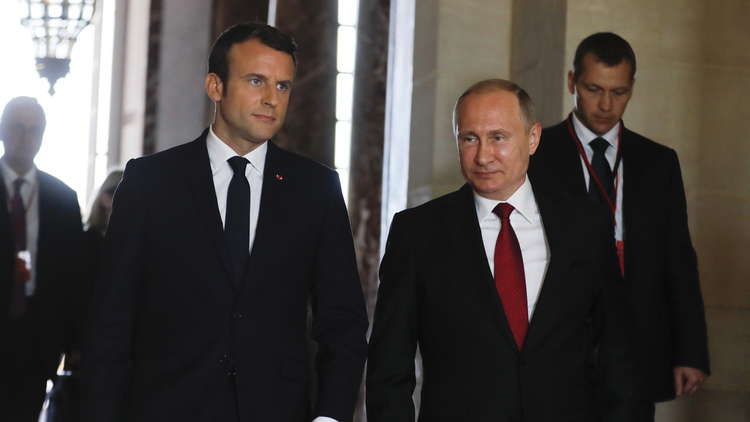 بوتين يهنئ ماكرون بعيد الوطني لفرنسا