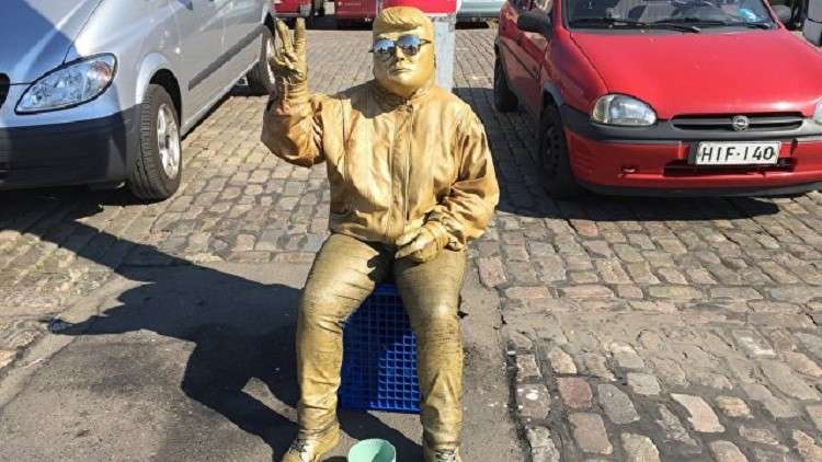 "ترامب" ذهبي في هلسنكي يستجدي المال من السياح 