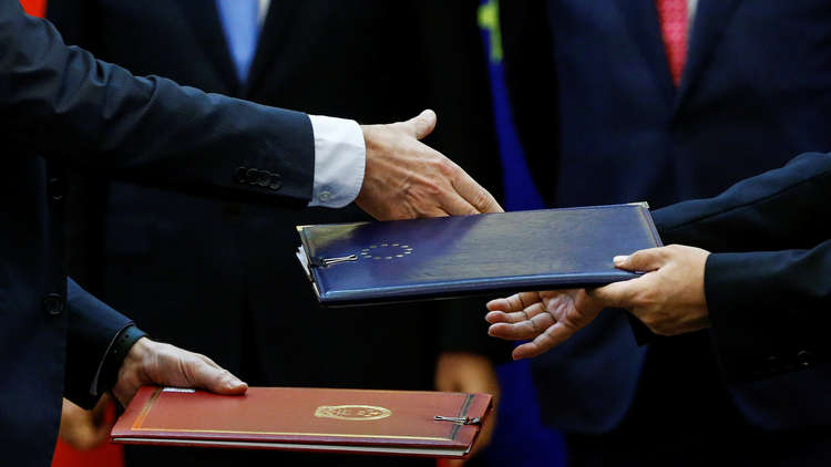 بكين وبروكسل تتفقان على تعزيز التعاون التجاري والاستثماري بينهما   