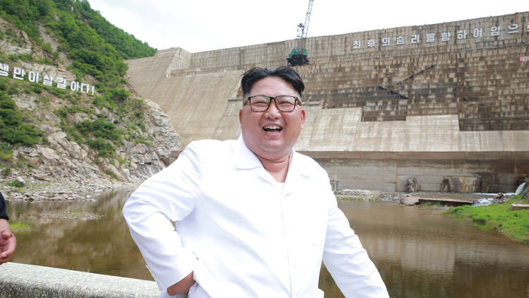 كيم جونغ أون يتفقد موقع بناء سد وينتقد المسؤولين على عدم الكفاءة