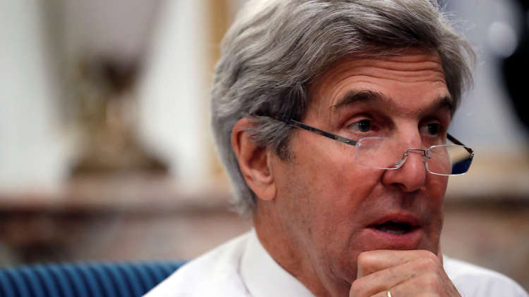 كيري: ترامب استسلم لبوتين بقده وقديده