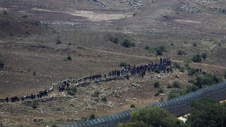 عشرات المدنيين السوريين يقتربون من السياج الإسرائيلي في الجولان