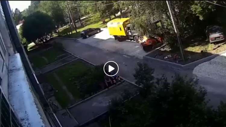 شاهد بالفيديو.. رجل يلتقط طفلا سقط من نافذة