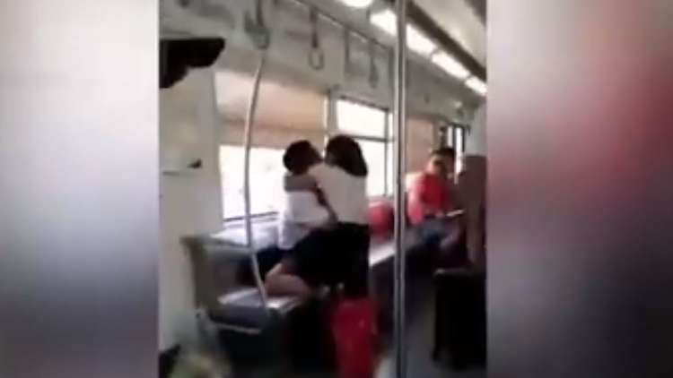 امرأة صينية تنقض على رجل في مترو الأنفاق (فيديو)