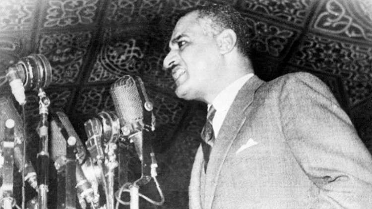 شاهد.. نجل عبد الناصر يحرج مرشحا رئاسيا سابقا عند ضريح والده