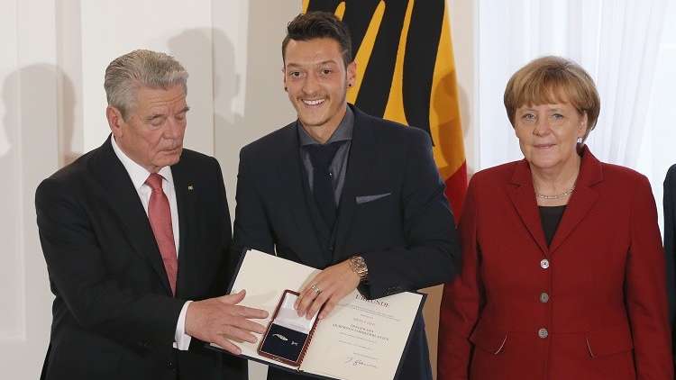 ميركل تعلق على اعتزال مسعود أوزيل