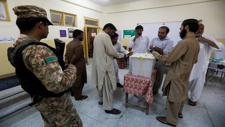 بدء التصويت في الانتخابات العامة بباكستان 