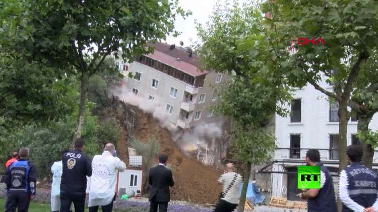 لحظة انهيار منزل في اسطنبول