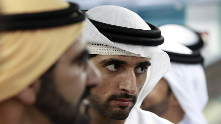 ولي عهد دبي يسبح مع أسماك قرش عملاقة! (فيديو+صورة)