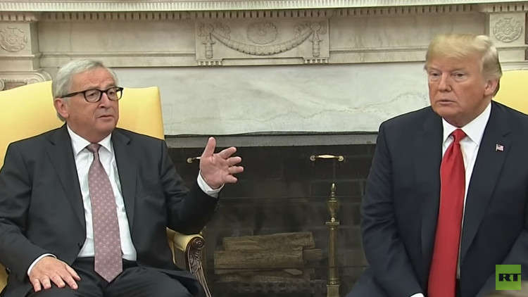 رئيس المفوضية الأوروبية يستخدم قصاصات لشرح التبادل التجاري لترامب