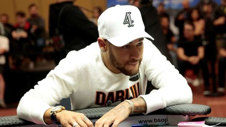 نيمار يفوز بجائزة مالية في بطولة للبوكر