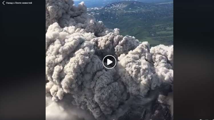 شاهد بالفيديو.. بركان كاريمسكي ينفث عمودا من الرماد إلى ارتفاع 5كم 